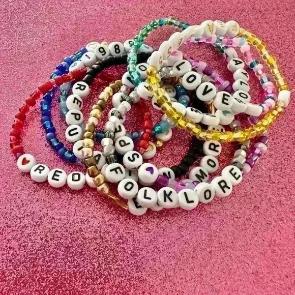 Jewelry - Pack of 20 friendship bracelets to wear or trade